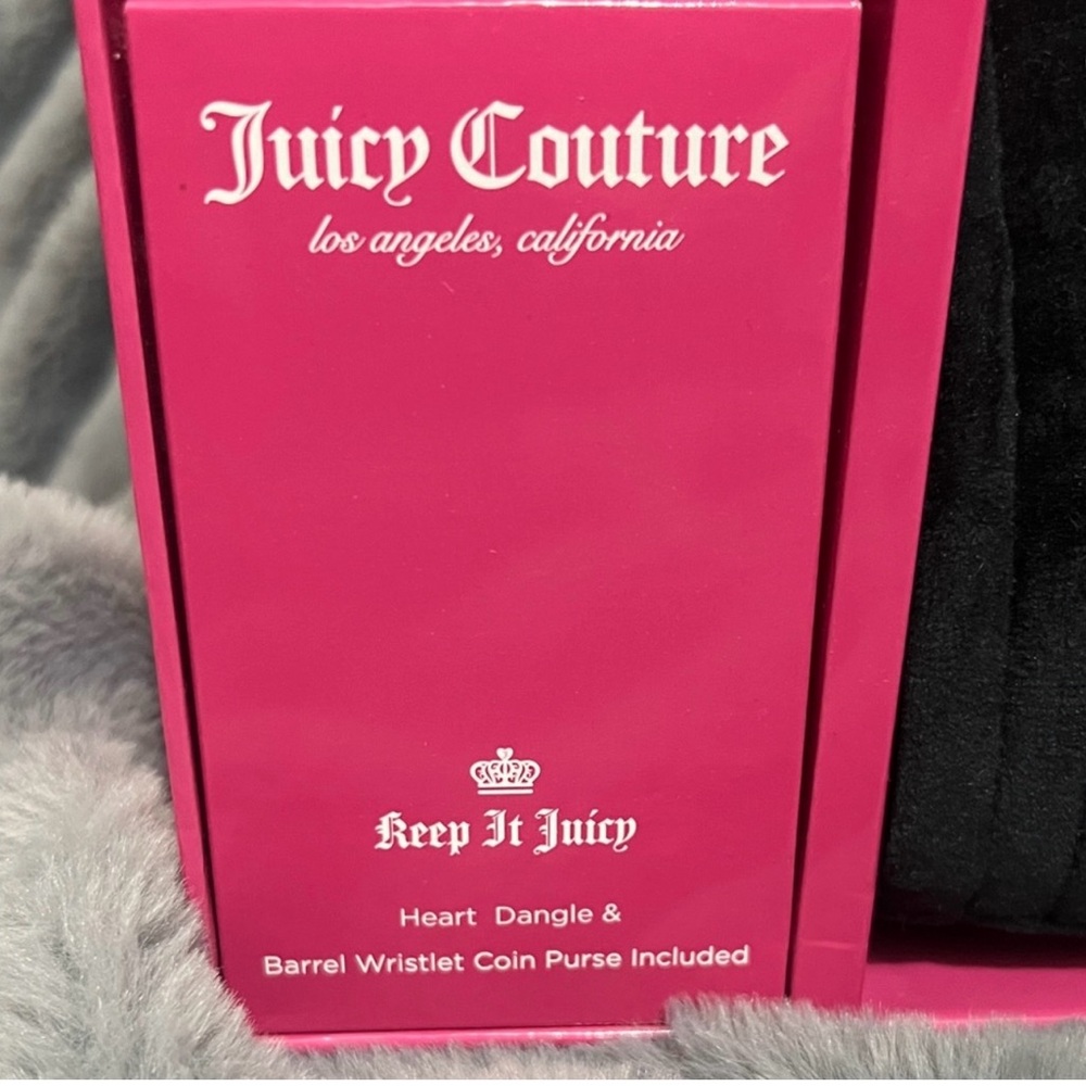 Juicy Couture Big Spender 3-Piece
Gift Box Set in velvet "Liquorice" colorway. - Picture 4 of 6